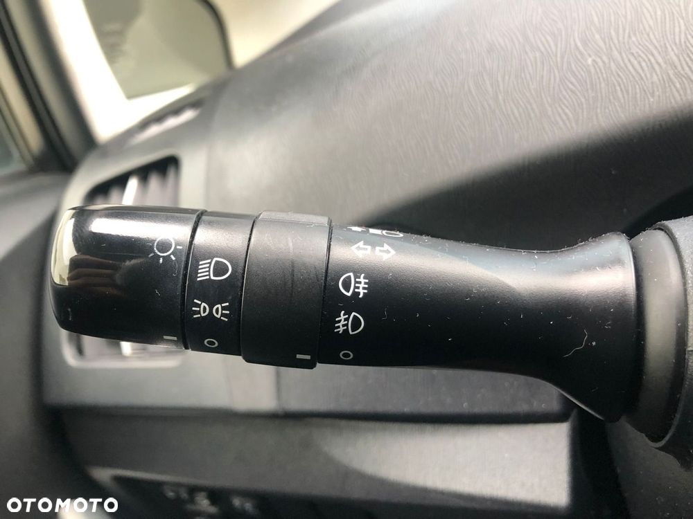 Toyota Prius 1.8 HSD Sol - 22