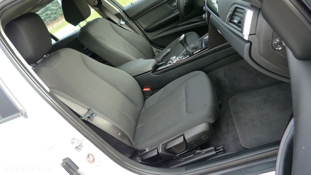 BMW Seria 3 318d Touring Sport Line - 23