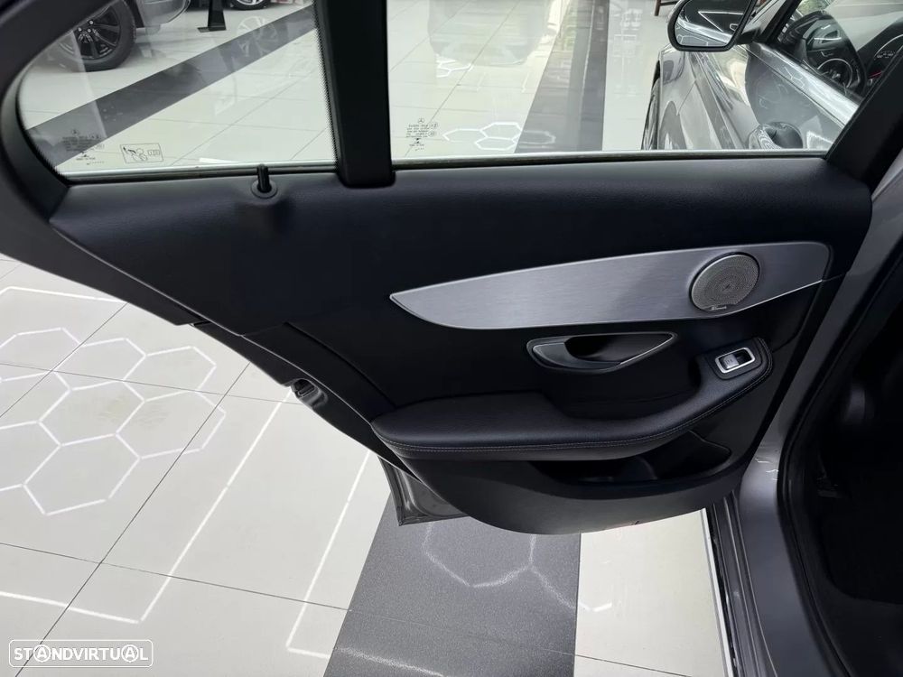 Mercedes-Benz C 350 e — fotografia 38