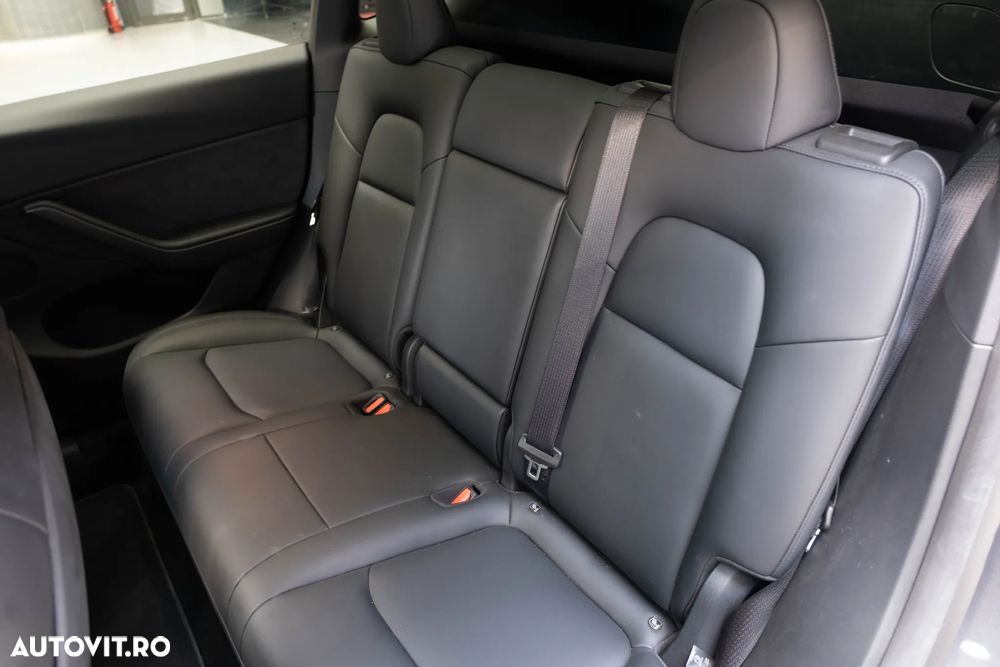 Tesla Model Y AWD Long Range - 17