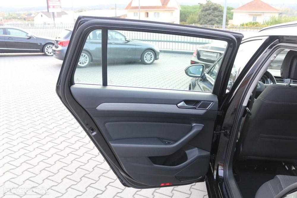 VW Passat Variant 2.0 TDi Business DSG - 31