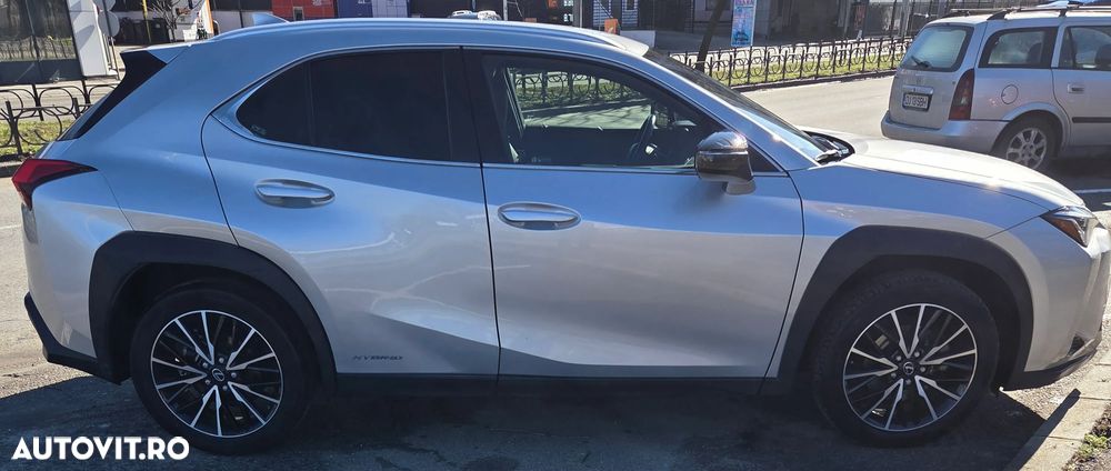 Lexus UX 250h FWD Business - 4