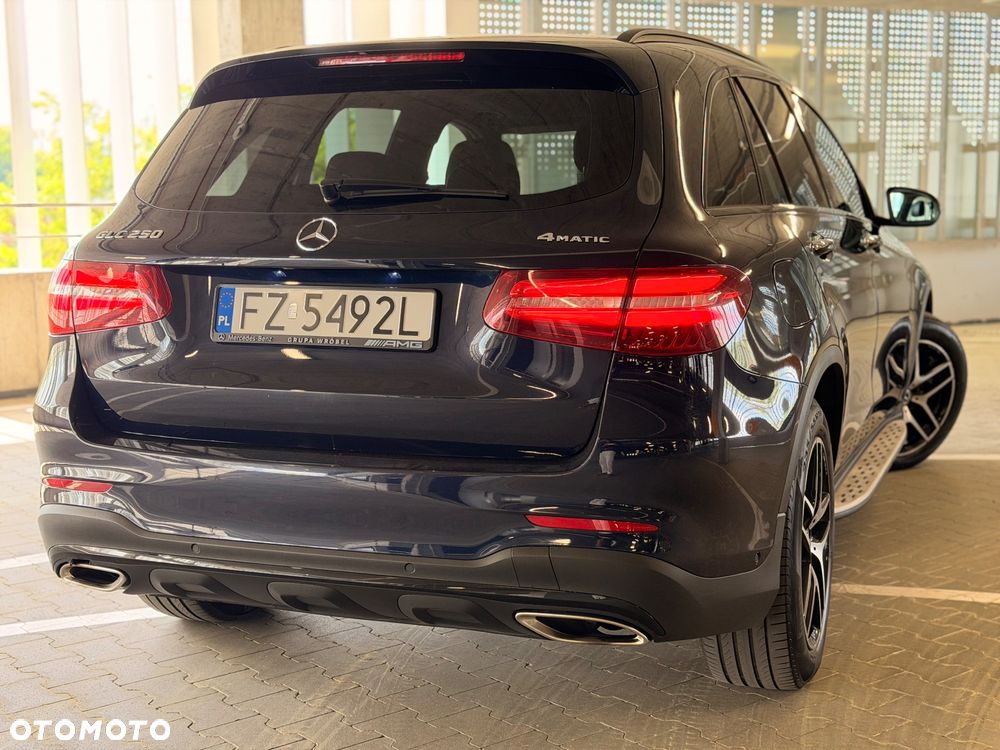 Mercedes-Benz GLC 250 4Matic 9G-TRONIC AMG Line - 2