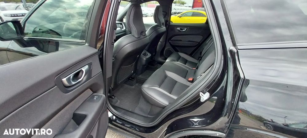 Volvo XC 60 B4 MHEV AT AWD Plus Dark - 9