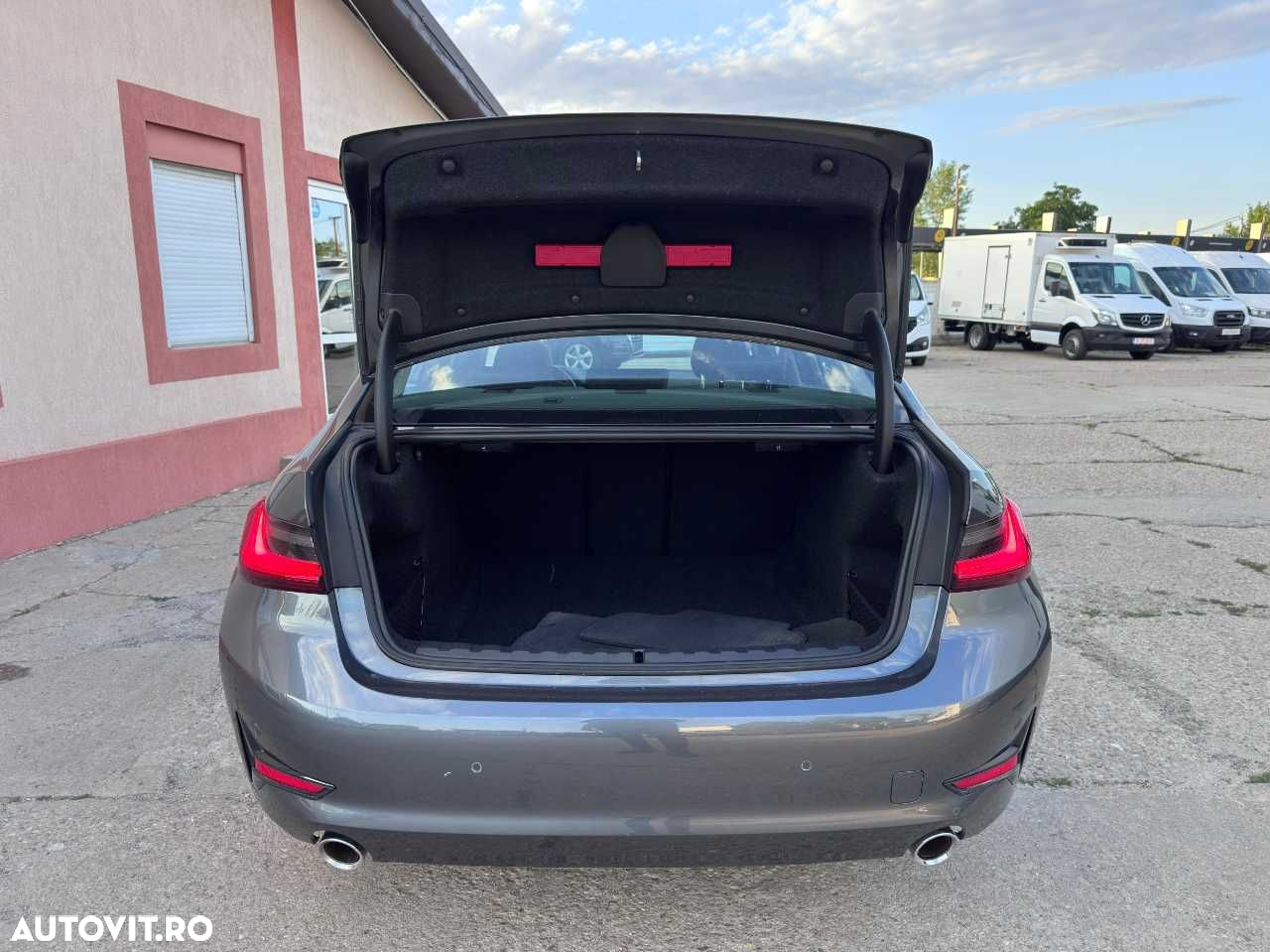 BMW Seria 3 318i AT - 13