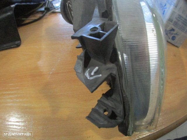 Farol 085787 88204968 OPEL VECTRA B 1996 1.6I 100CV 4P PRETO ESQ H7 + H1 VALEO Danificado - 5