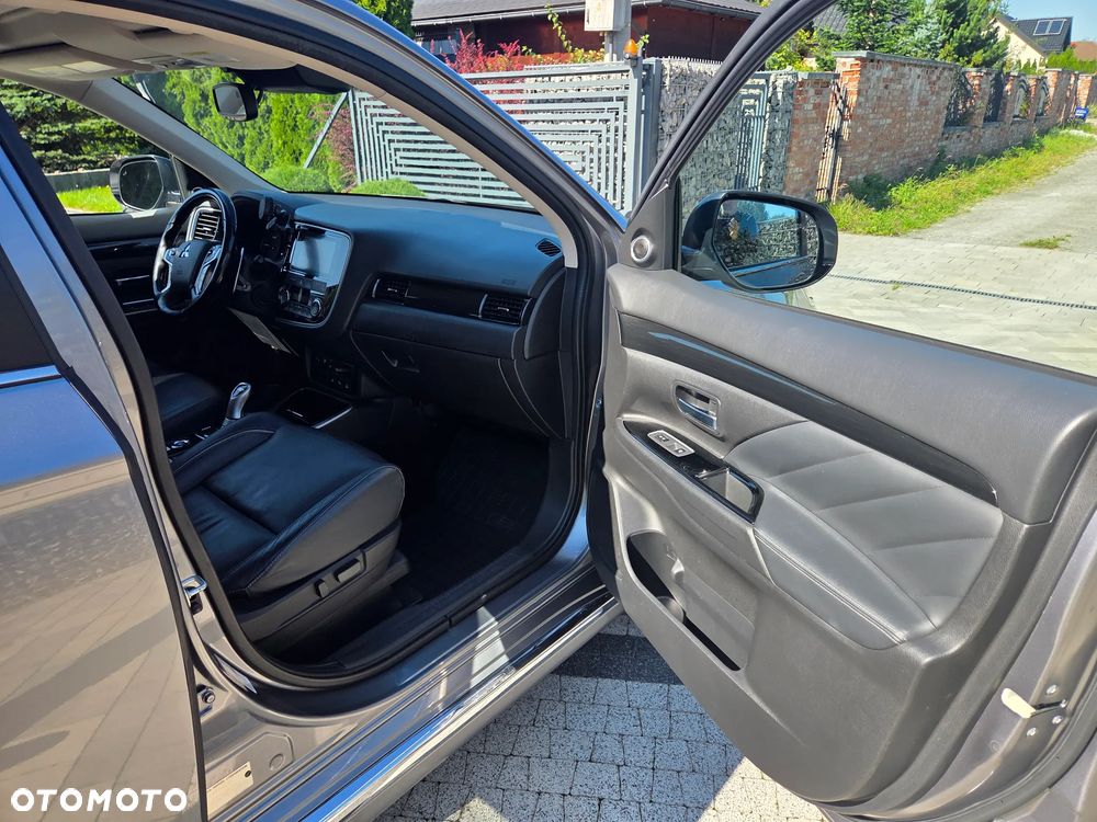 Mitsubishi Outlander Instyle NAVI + - 22