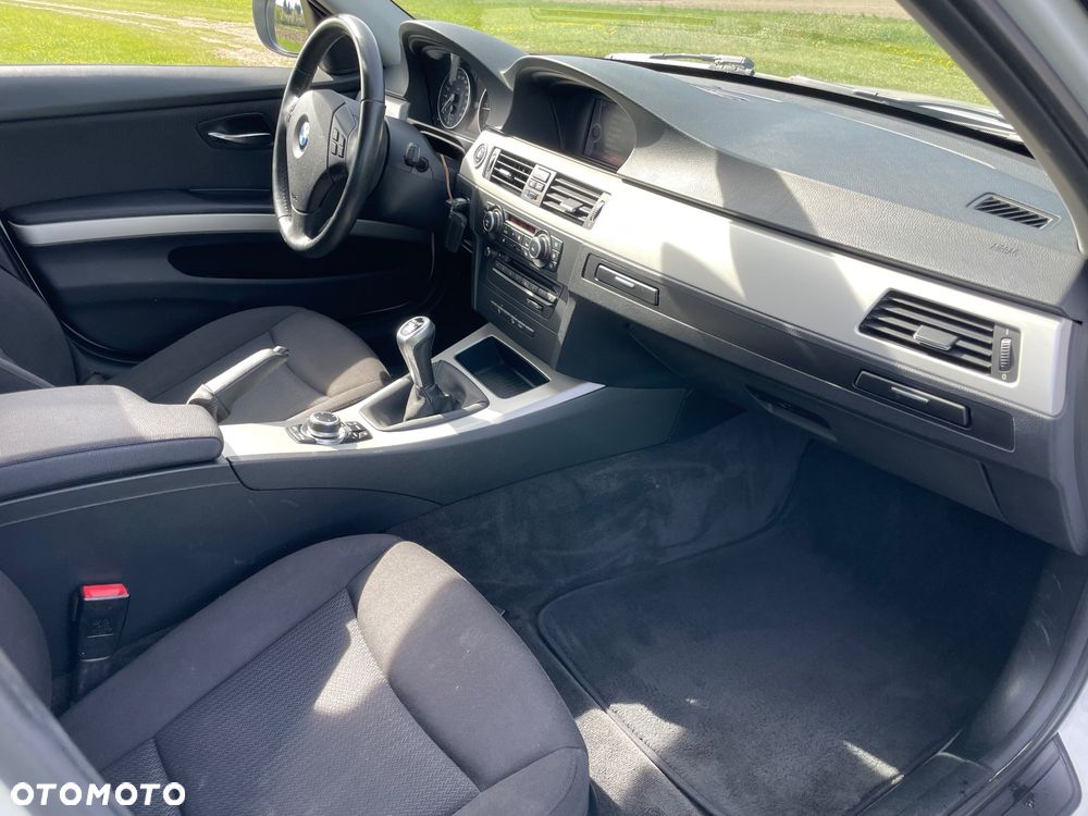 BMW Seria 3 320d xDrive DPF - 16