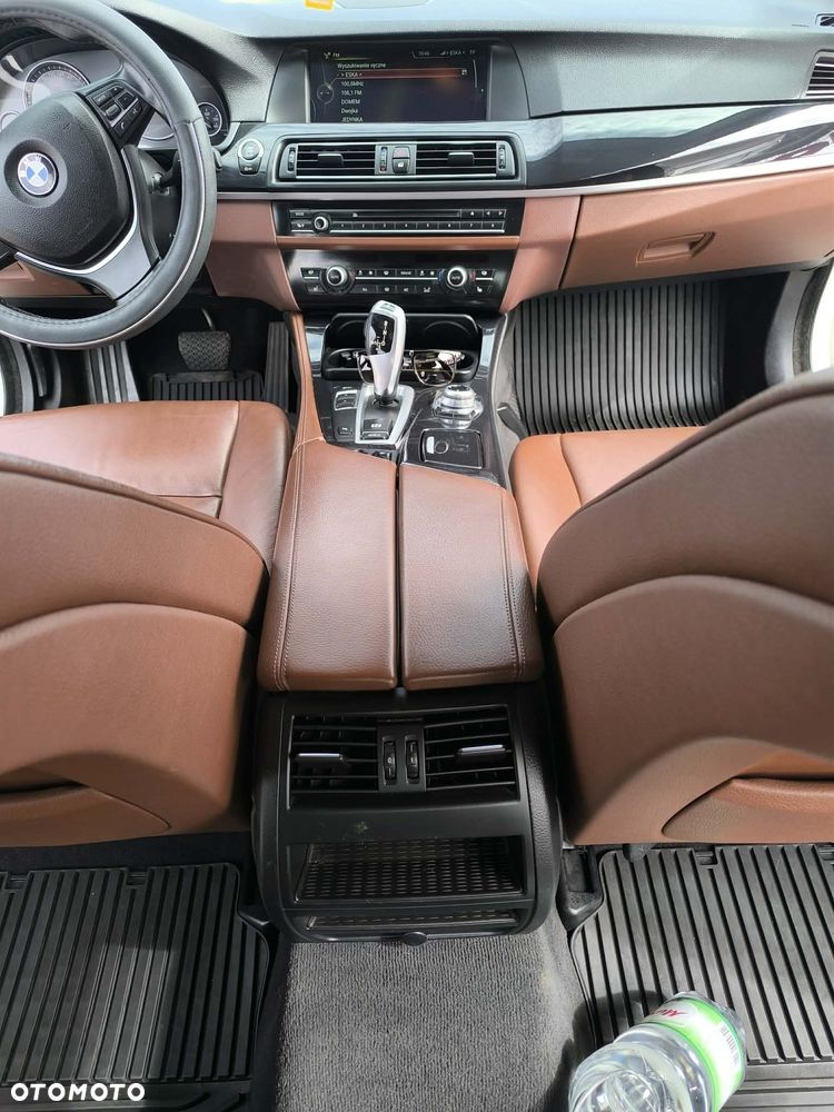 BMW Seria 5 525d xDrive - 14