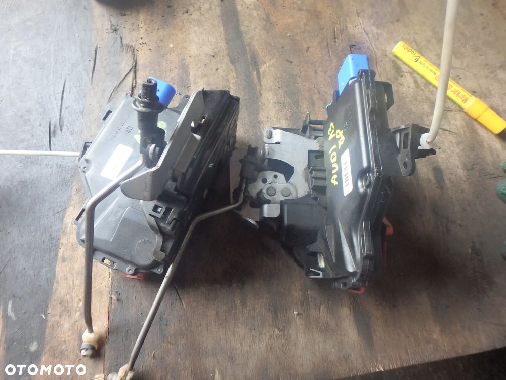 Zamek drzwi prawy i lewy przod Audi a3 8P - 1