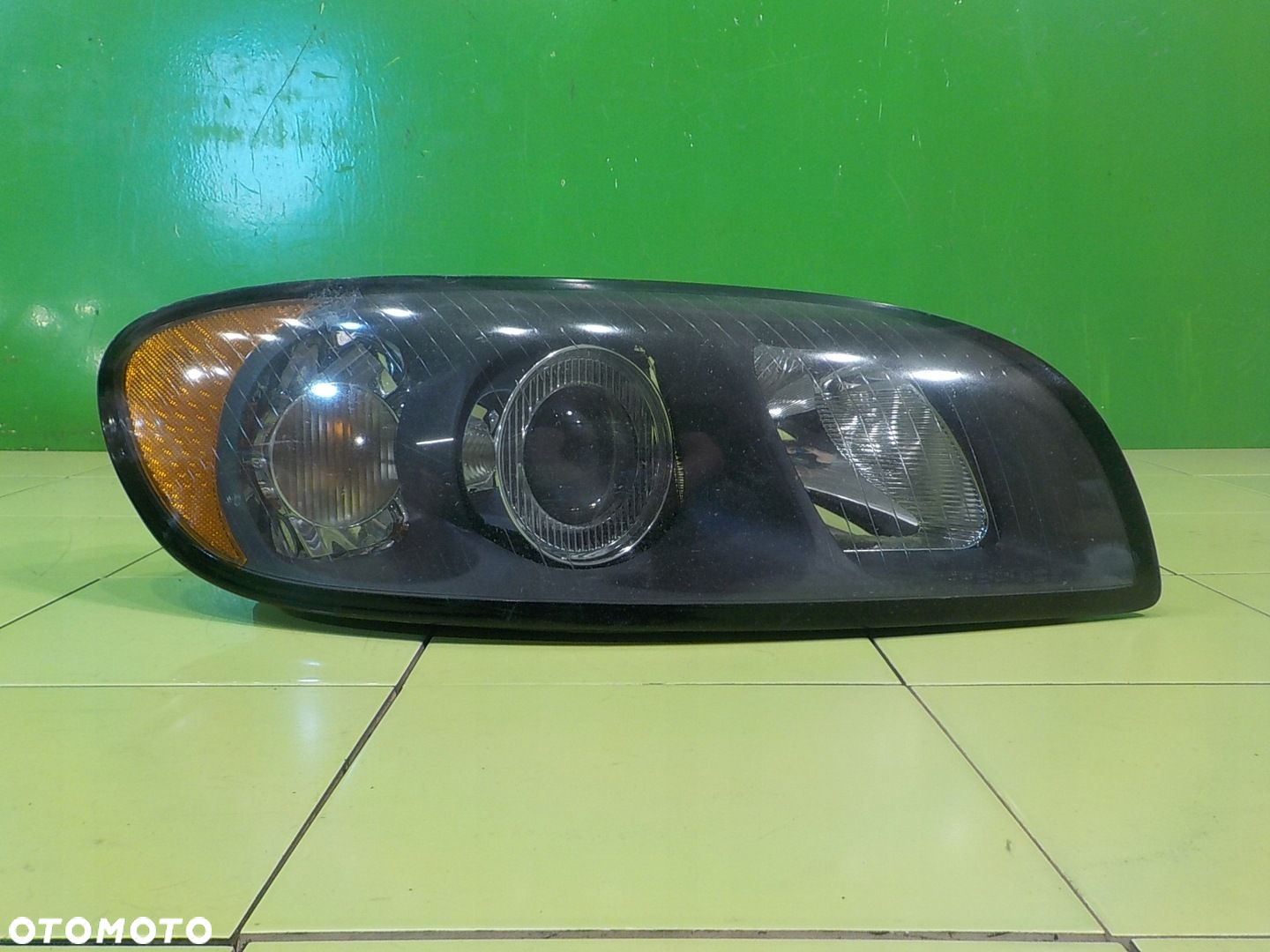 VOLVO C70 II 2.4 B AUT 07r 2D lampa prawa przod 31283042 - 2