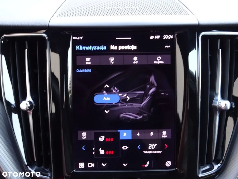 Volvo XC 60 B4 D Plus Dark - 28