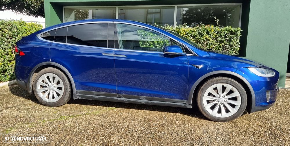 Tesla Model X - 4