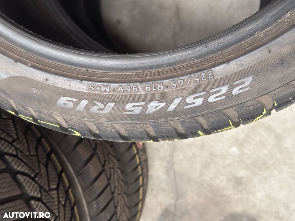 Vând 4 anvelope 225/45/19 Pirelli de iarnă cu runflat ca noi - 5