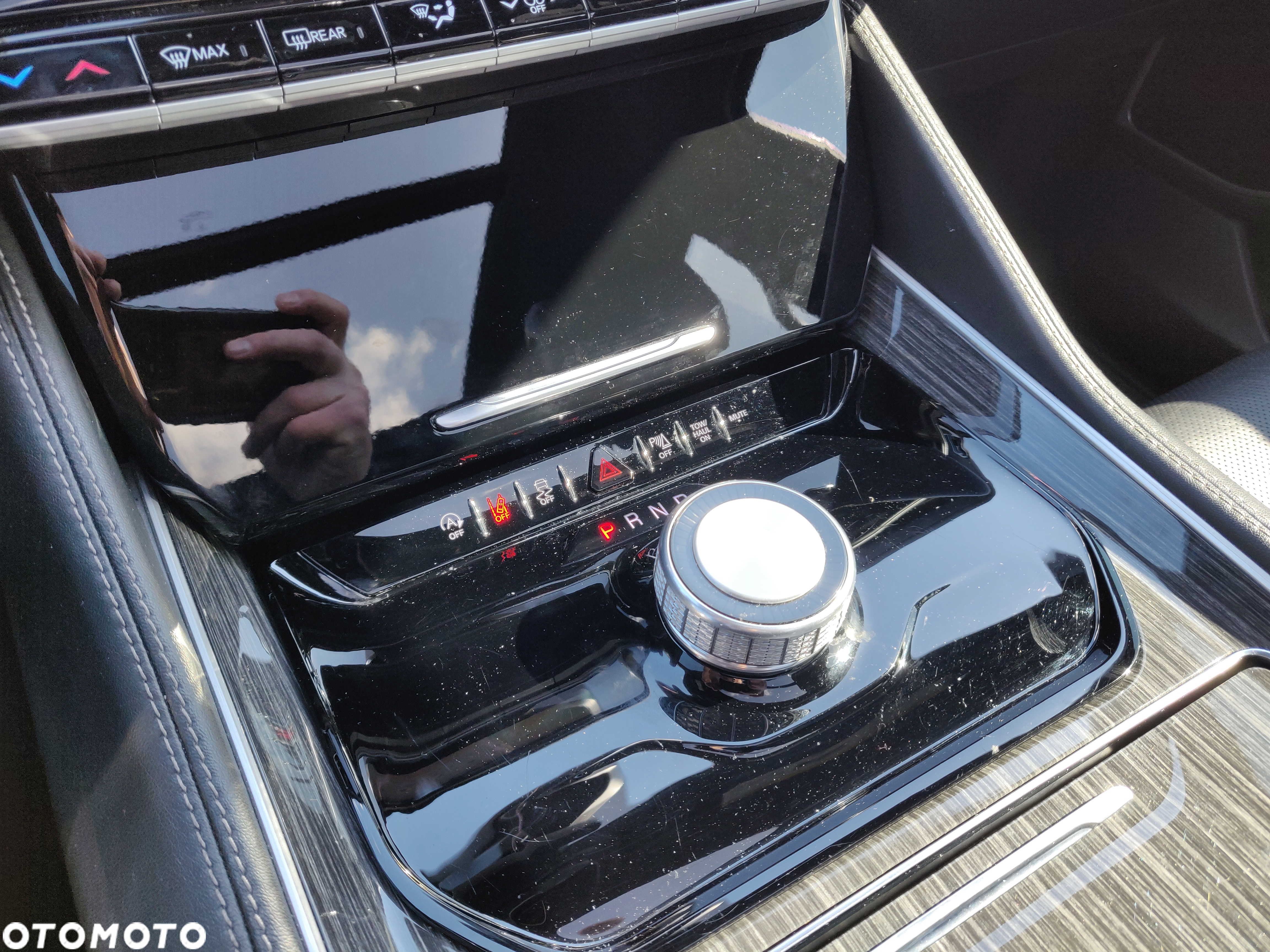 Jeep Wagoneer - 27