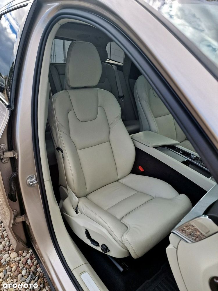 Volvo XC 60 T6 Plug-In Hybrid AWD Ultra Dark - 34