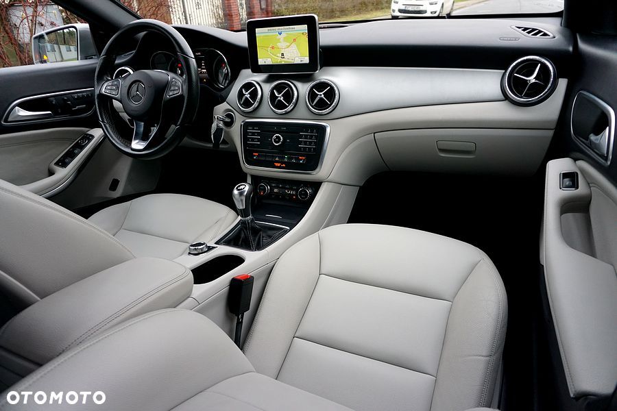 Mercedes-Benz CLA 180 Peak Edition - 26