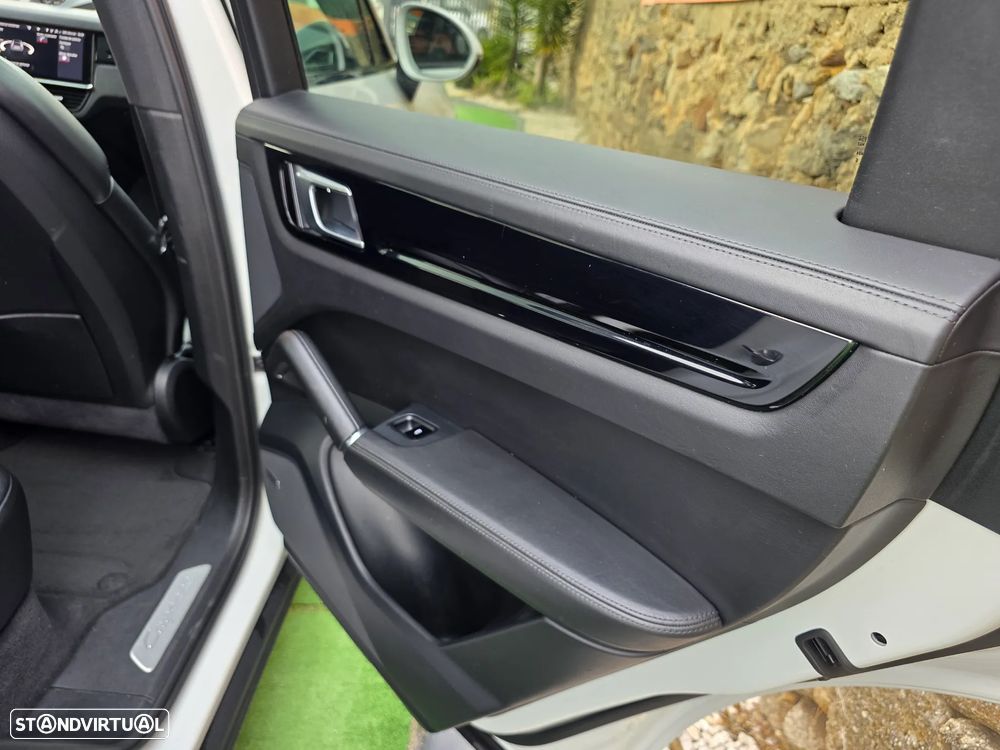 Porsche Cayenne Coupé E-Hybrid Tiptronic S Platinum Edition - 36