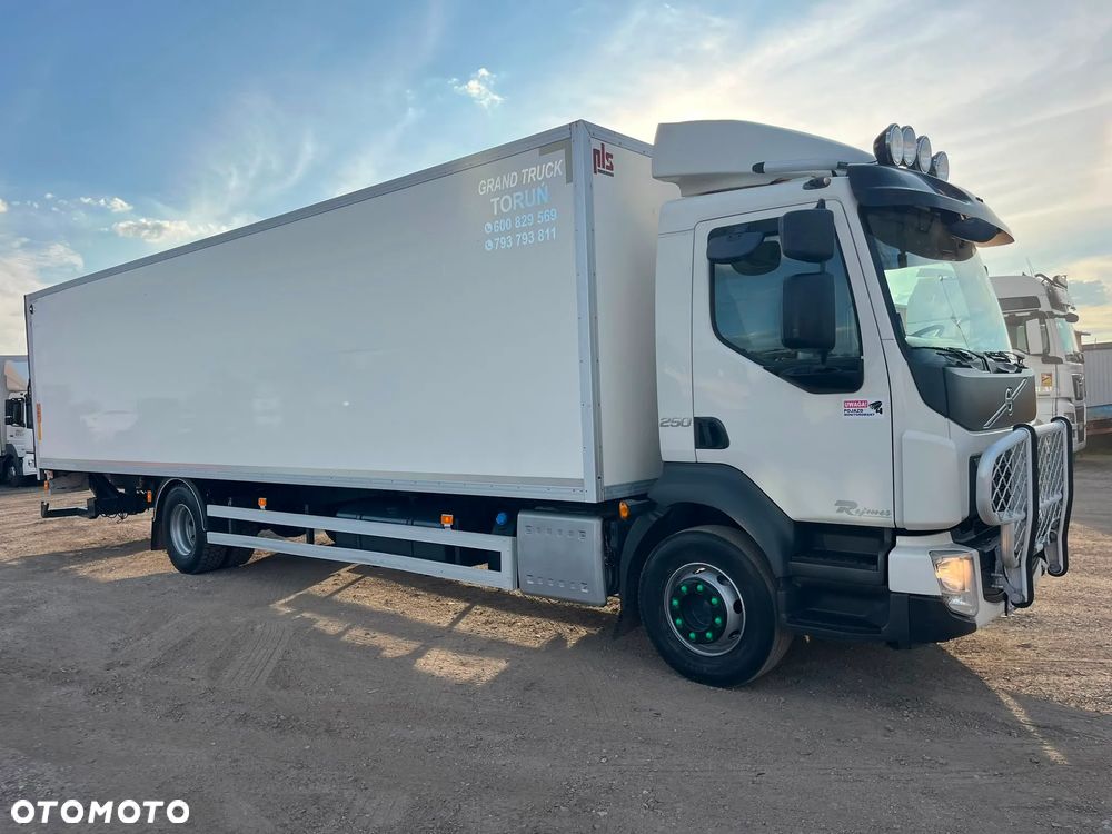 Volvo Wynajem solówka izoterma z windą 4500 ZŁ MIESIĄC - 2