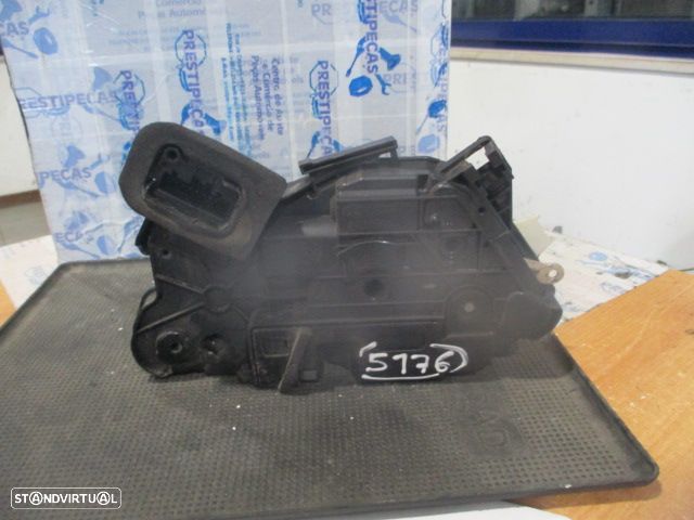 Fecho 5K1837015D VW POLO 6R FASE 1 2014 1.6TDI 90CV 5P VERMELHO FESQ 7 PINOS VW POLO 5 6R FASE 1 2012 1.6TDI 90CV 5P CINZA ESCURO FESQ VW POLO 2012 1.2TDI 75CV 5P CINZA FESQ 7 PINOS - 2