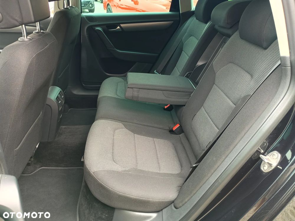 Volkswagen Passat 2.0 Blue TDI SCR Trendline - 12