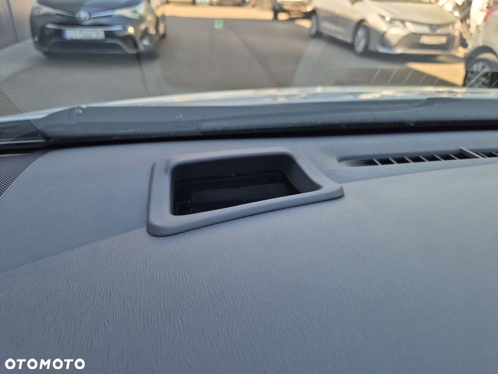 Toyota Prius 1.8 HSD Sol - 19