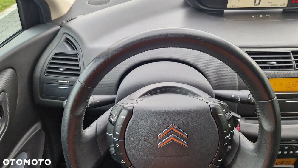 Citroën C4 1.4 16V Style - 10