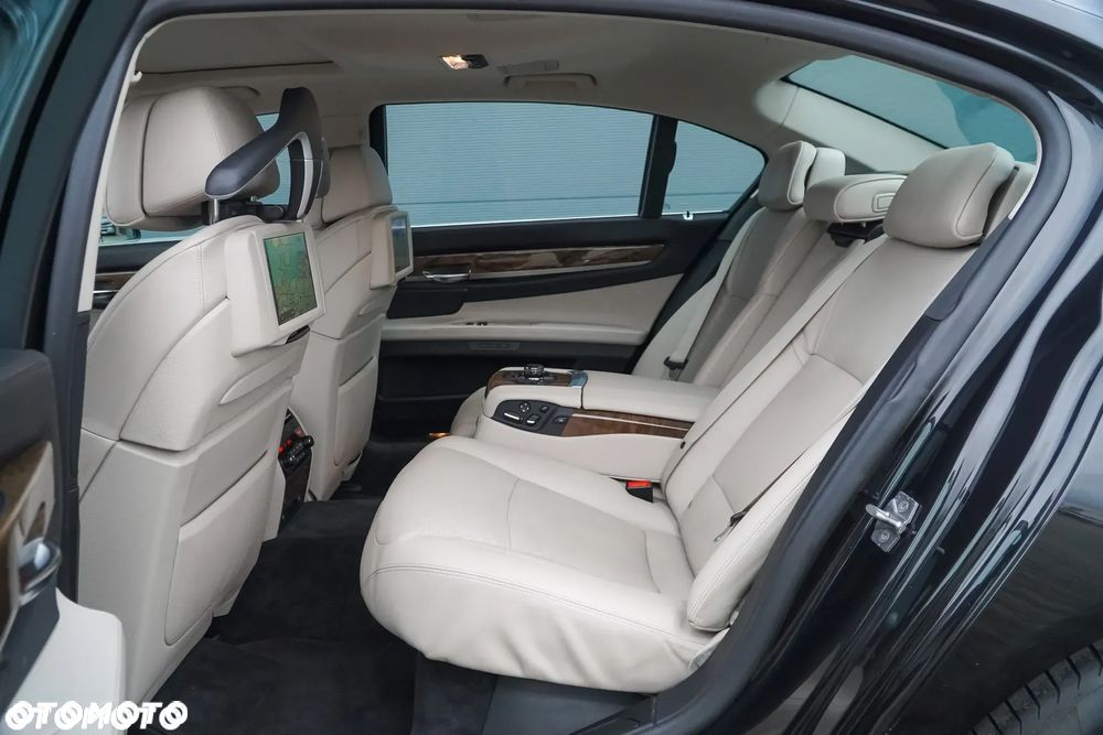 BMW Seria 7 750i L xDrive - 33