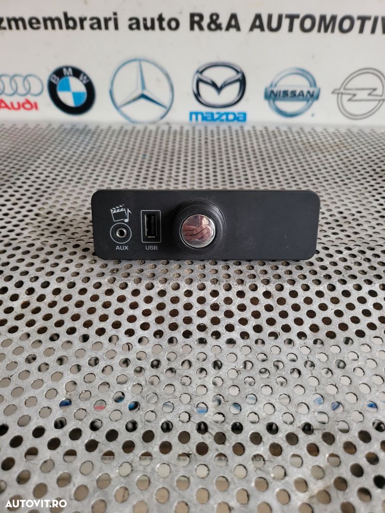Modul Unitate Auxiliar USB Land Rover Range Rover Sport L494 An 2014-2015-2016-2017-2018 Dezmembrez Range Rover Sport L494 An 2014-2018 Volan Stanga 3.0 Diesel 306DT - 2