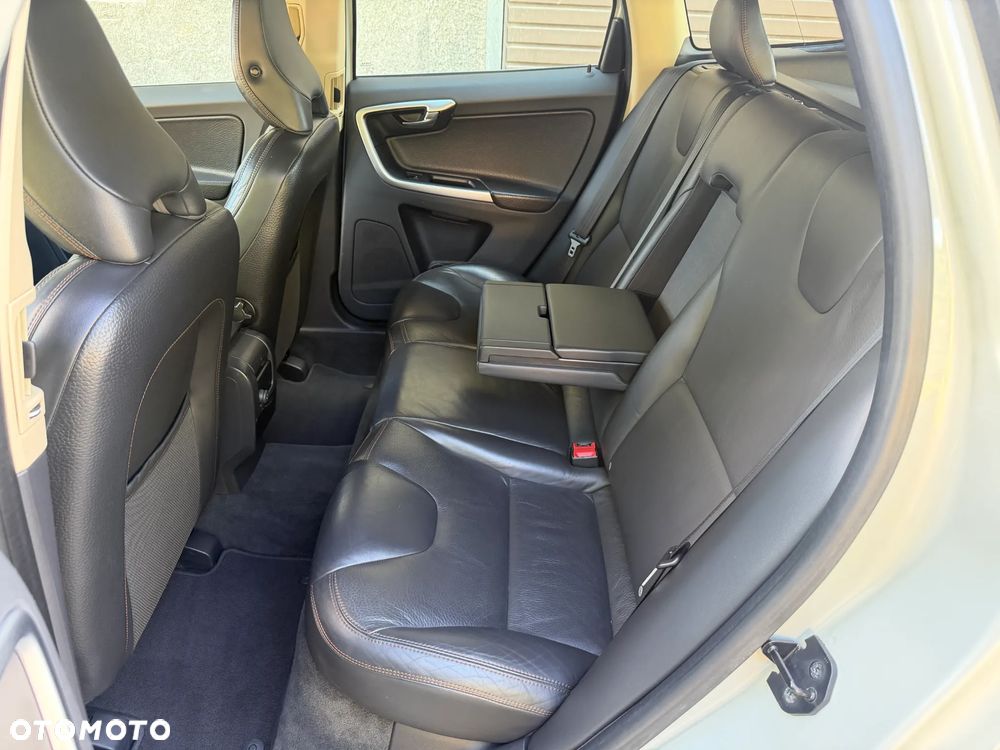Volvo XC 60 D5 AWD Momentum - 22