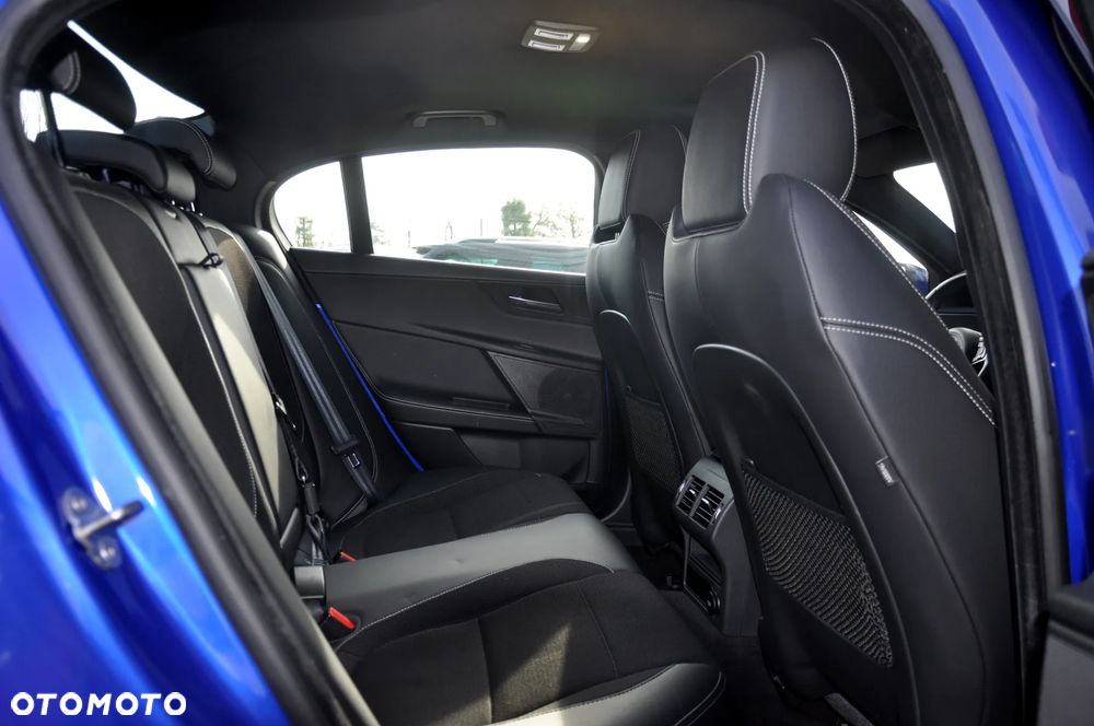 Jaguar XE 2.0 D AWD R-Sport - 29