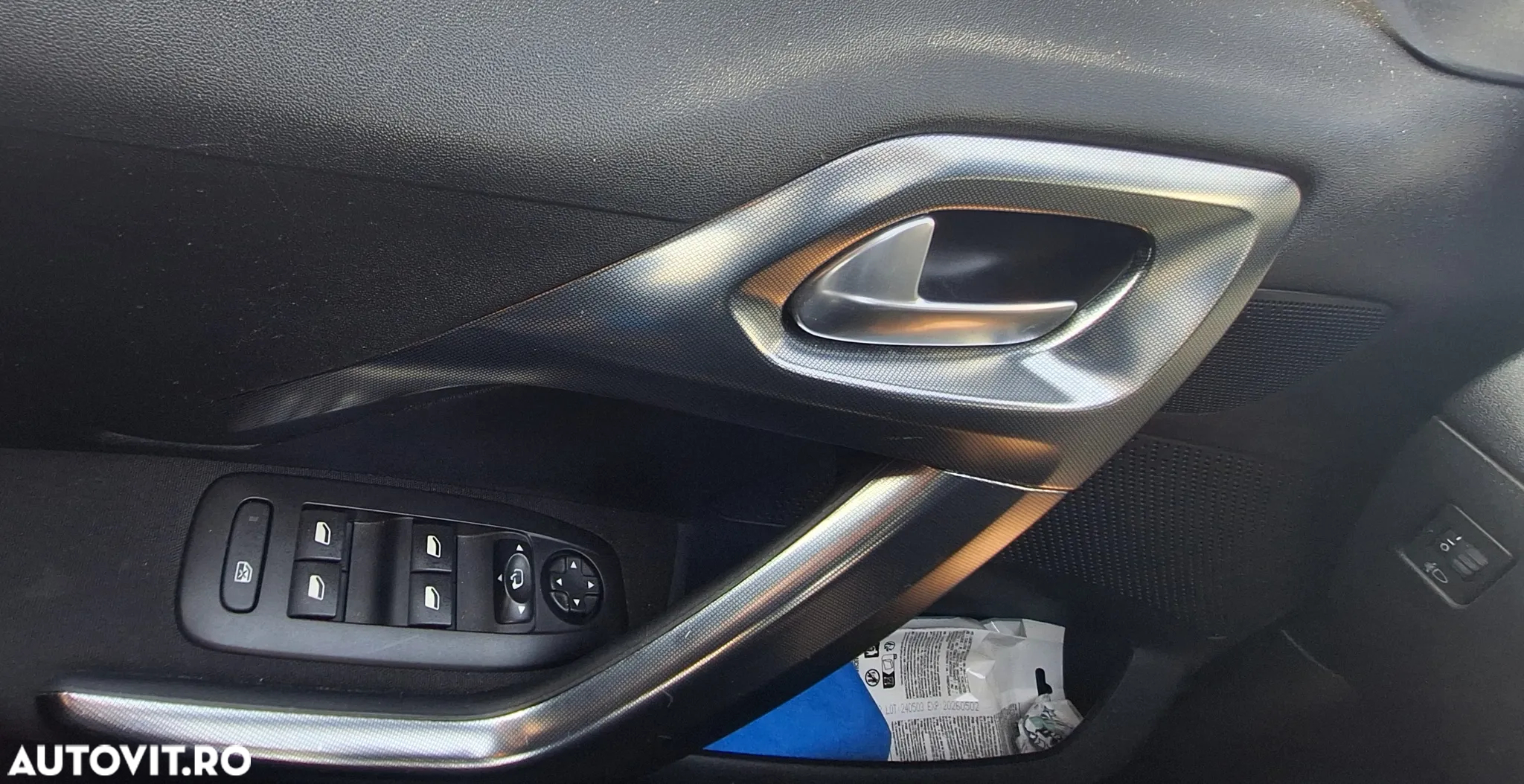 Peugeot 2008 1.2 L PureTech Turbo S&S Allure - 20