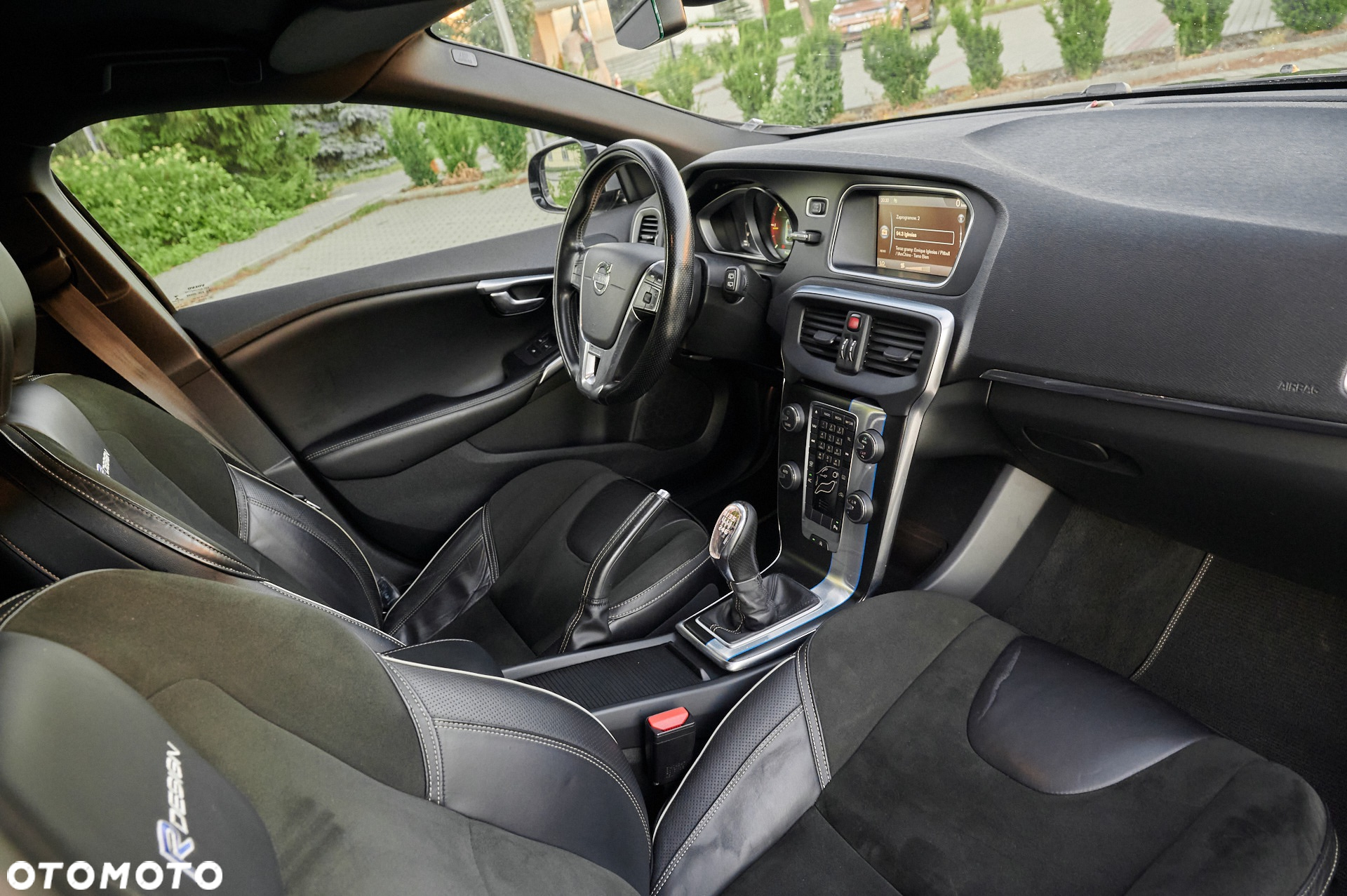 Volvo V40 D2 R-Design - 36