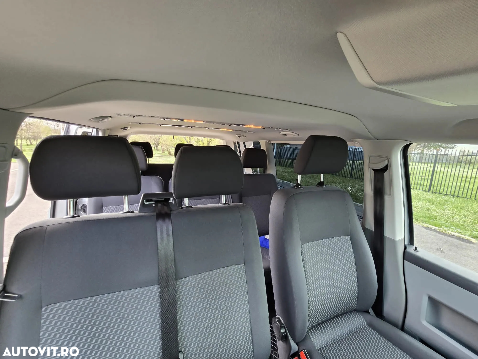 Volkswagen Caravelle - 10