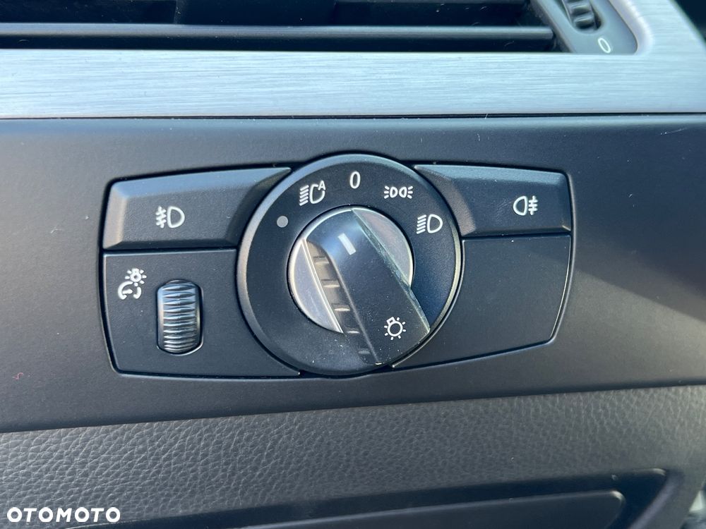 BMW Seria 5 525i xDrive Touring - 27