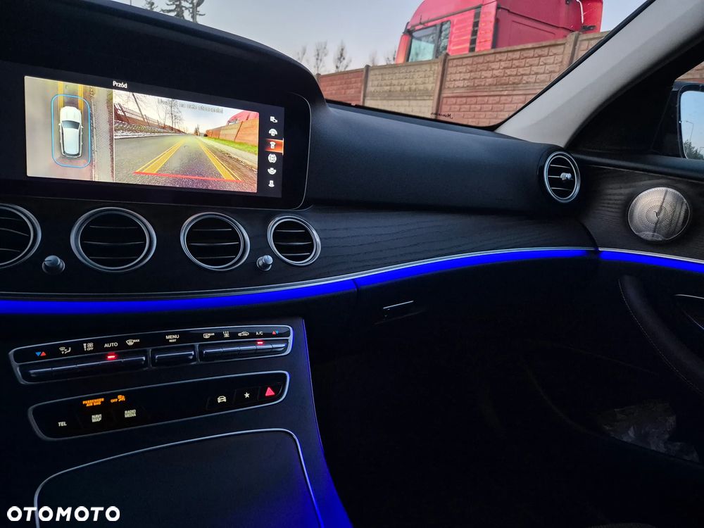 Mercedes-Benz Klasa E 300 de AMG - 14