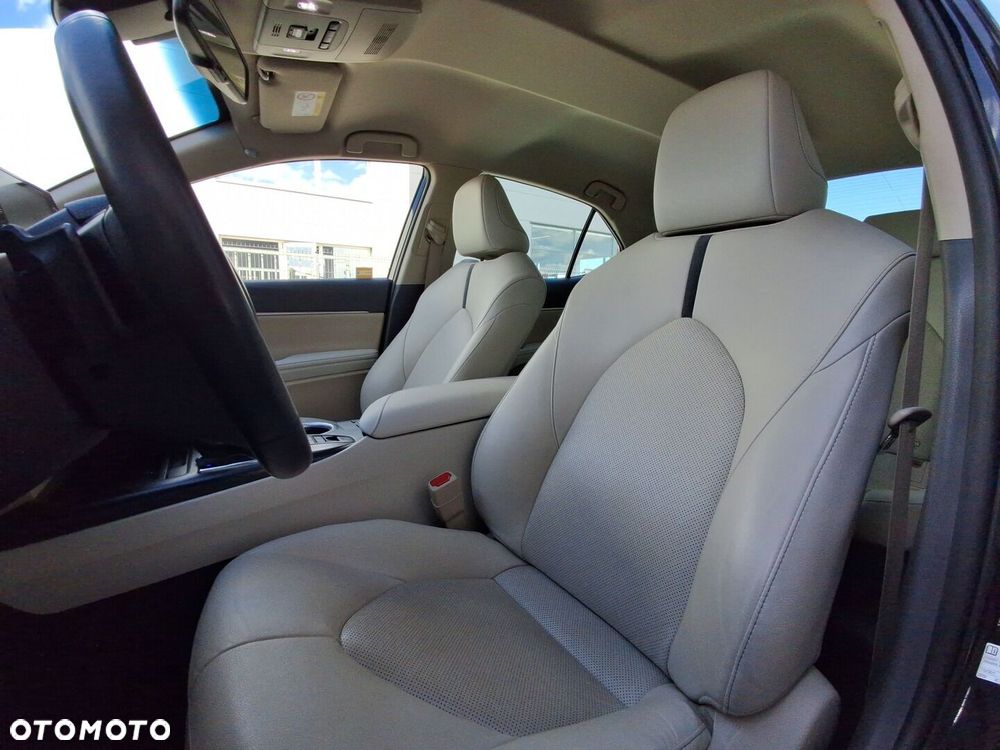 Toyota Camry 2.5 Hybrid Executive CVT - 17