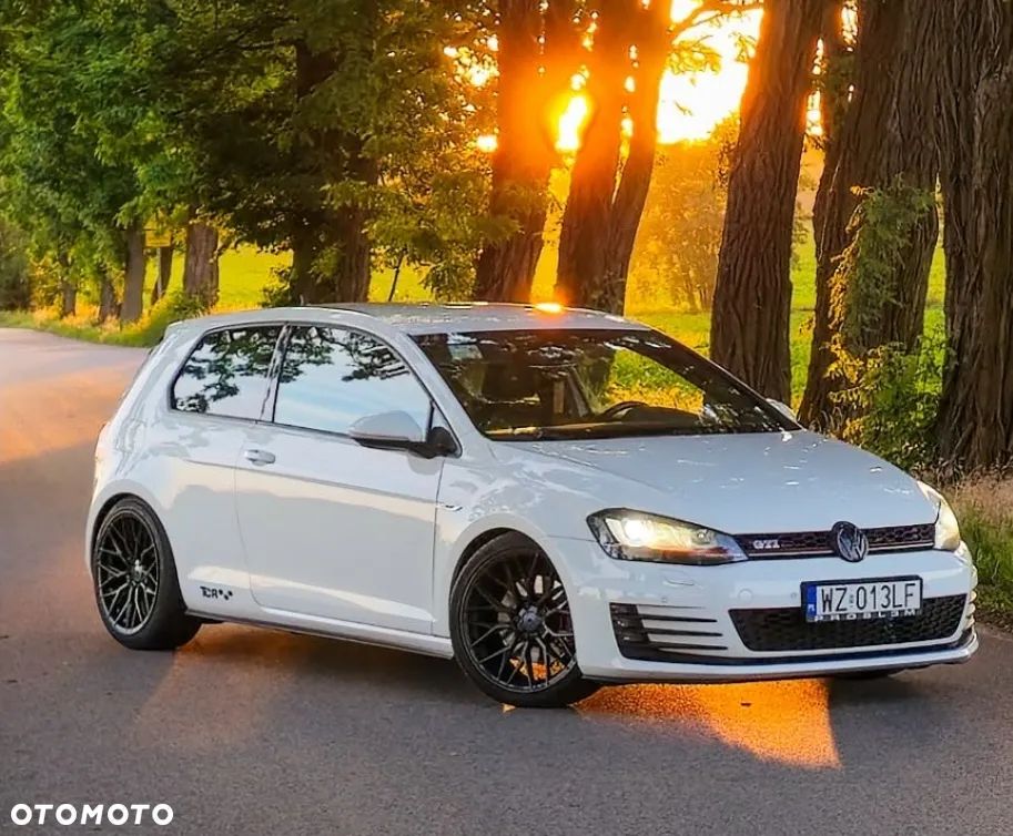 Volkswagen Golf - 1