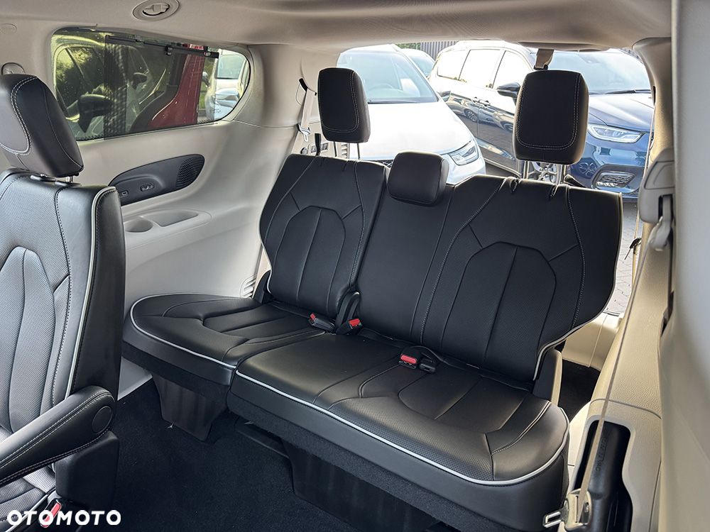 Chrysler Pacifica - 32