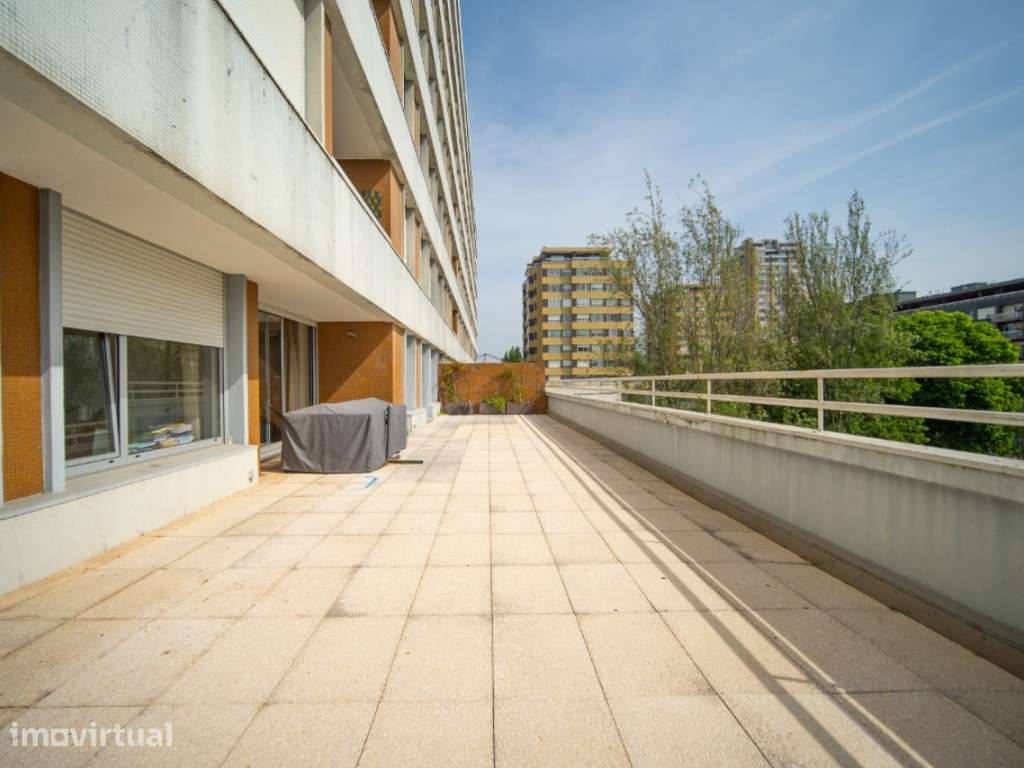Apartamento T3 Renovado com Terraço no Foco - Grande imagem: 2/34