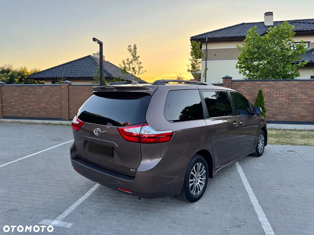 Toyota Sienna 3.5 V6 - 8