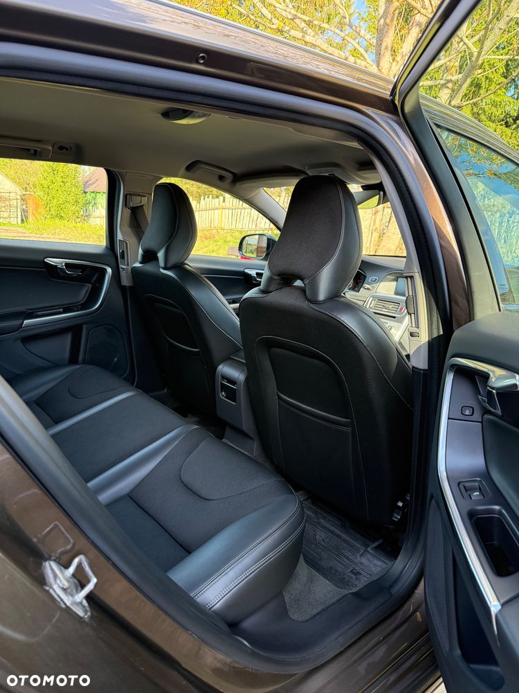 Volvo V60 Cross Country - 11
