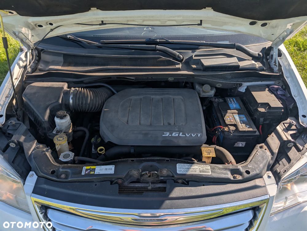 Chrysler Town & Country - 7