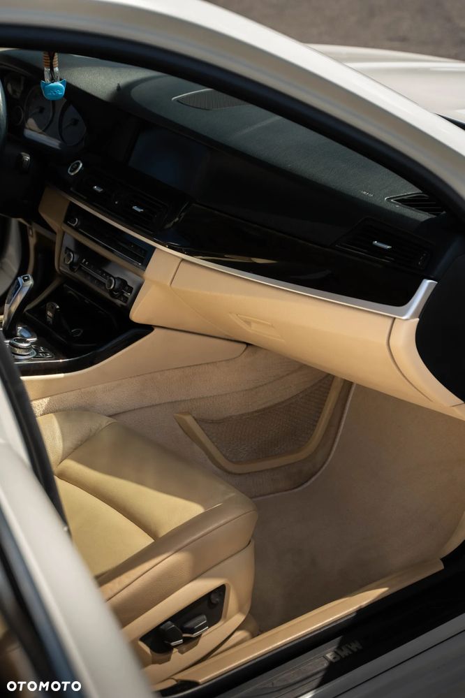 BMW Seria 5 535i xDrive Sport-Aut - 32