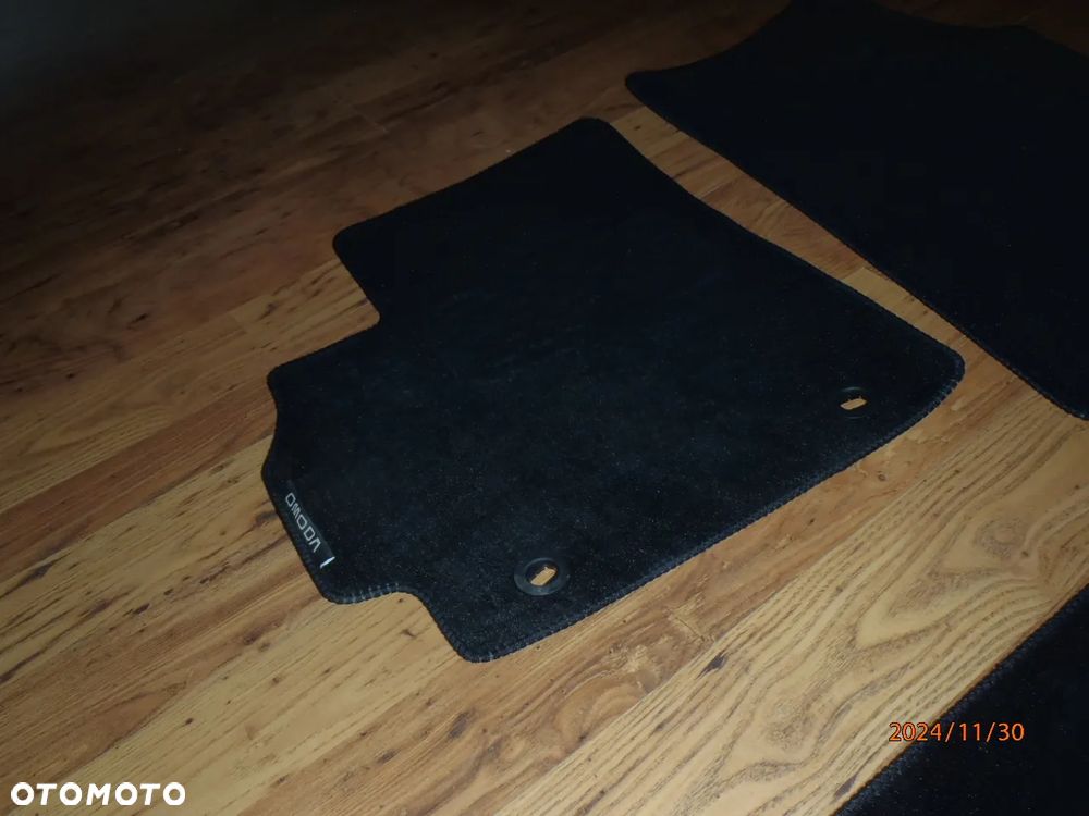 dywanikI dywanik wykładzina welur Chery Omoda 5 22-24r 4 szt ORYGINAŁ - 2