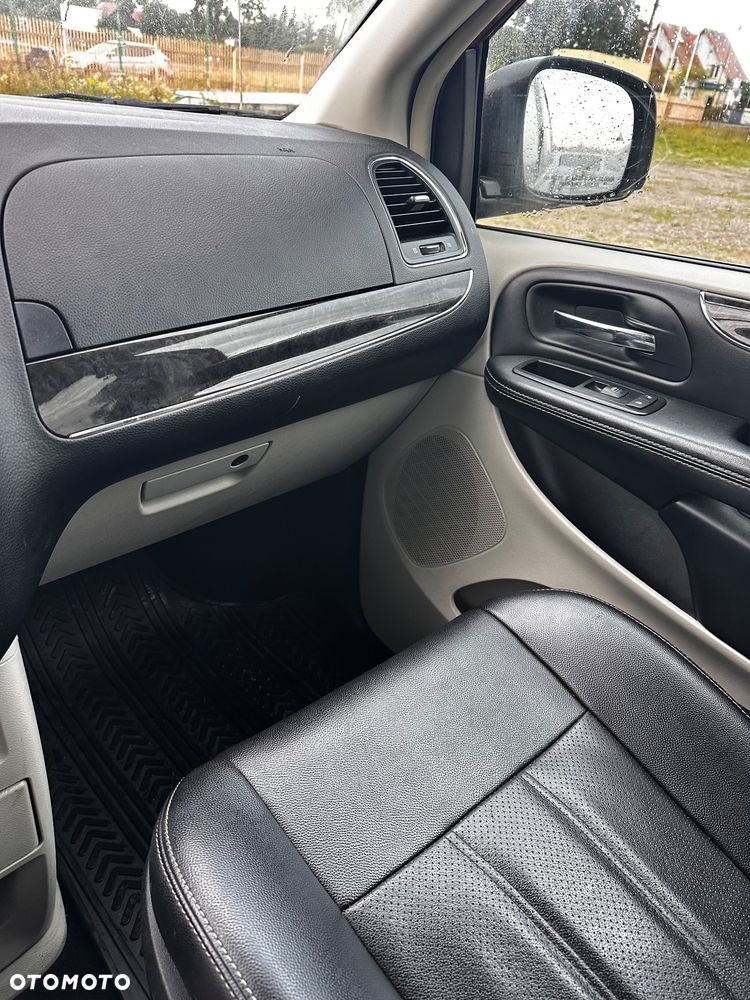 Chrysler Town & Country - 31
