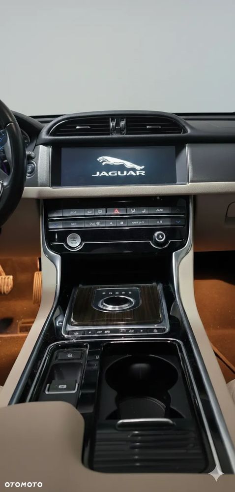 Jaguar XF 2.0 T Prestige - 7