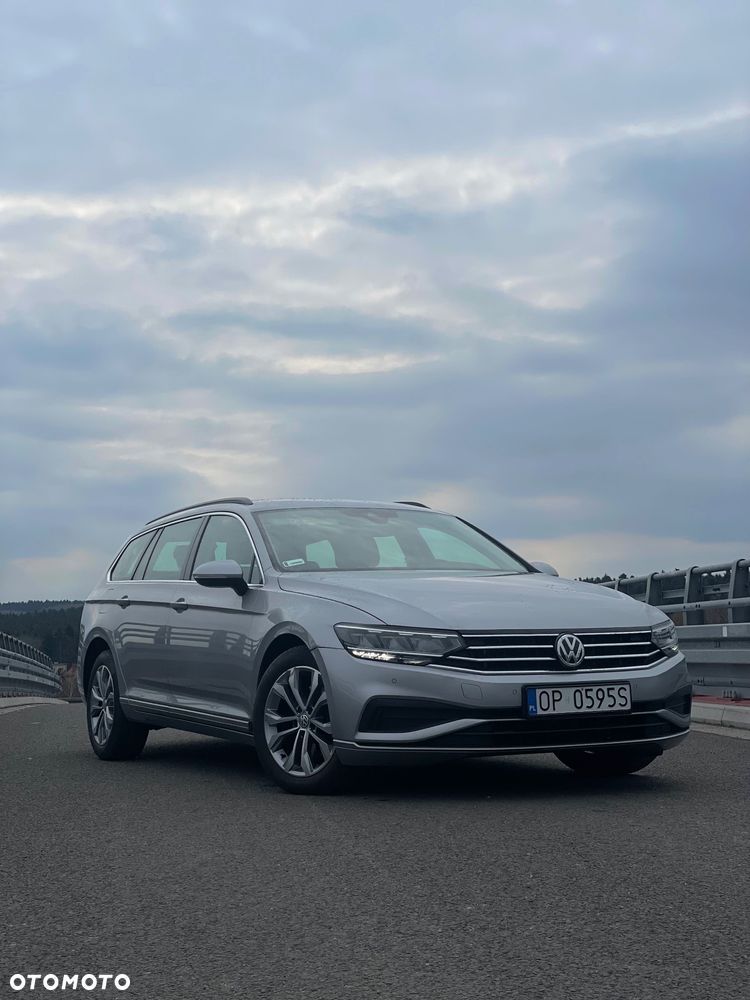 Volkswagen Passat - 1