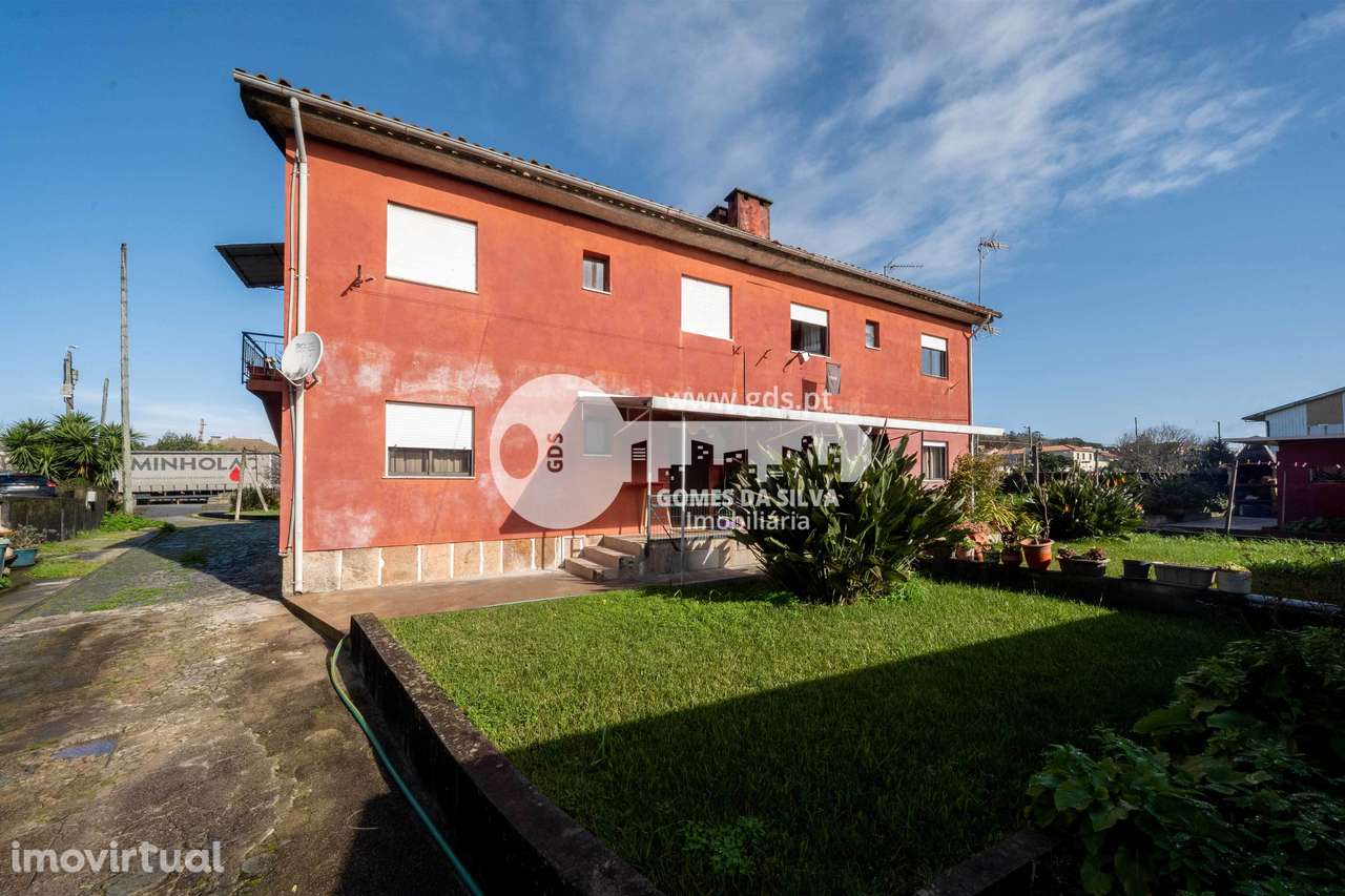 Prédio / Moradia com quatro habitações em Sequeira, Braga - Grande imagem: 2/15