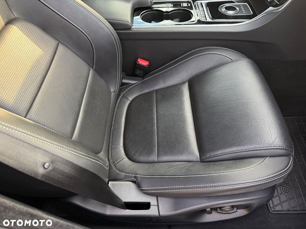 Jaguar XE 2.0 D R-Sport - 22